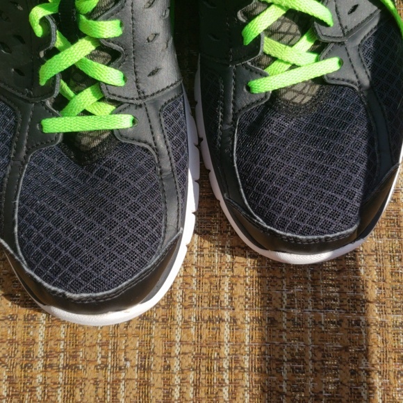 "SOLD" Women's Nike Shoes - Picture 7 of 7